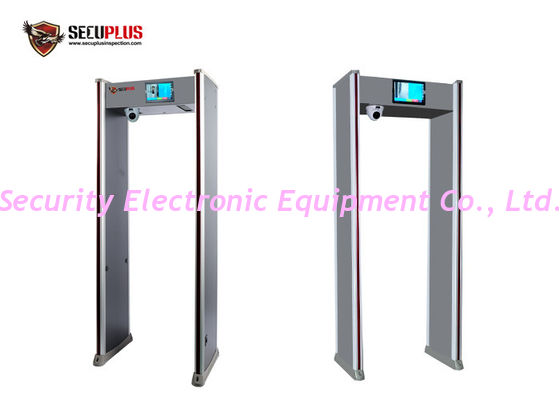 promenade par le détecteur de métaux avec la fièvre examinant la caméra binoculaire de formation d'images thermiques